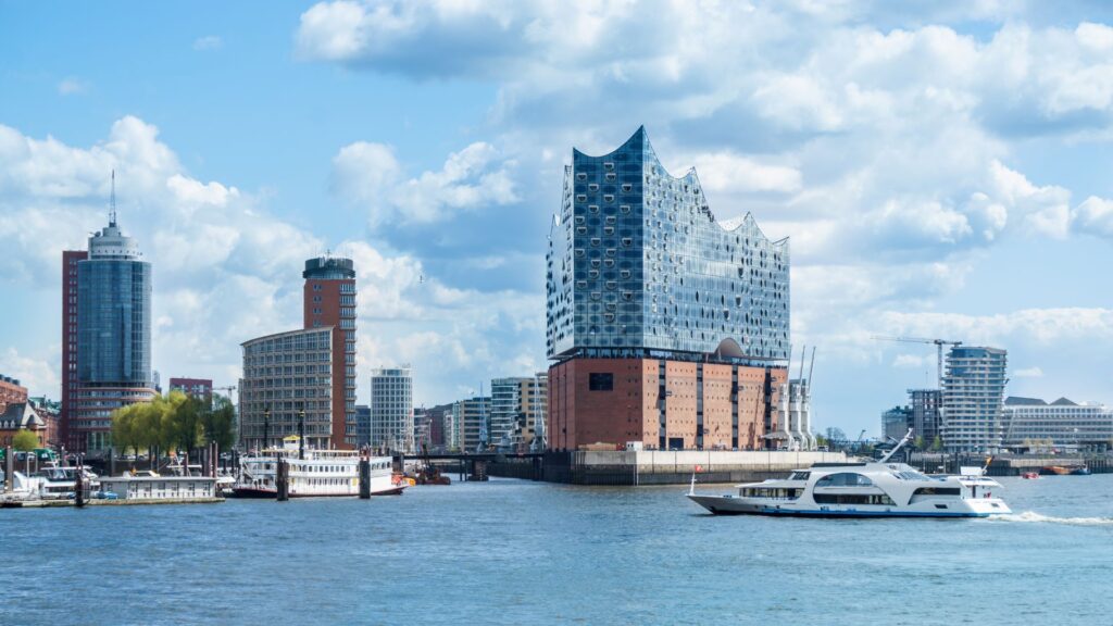 Hamburg, Elbphilharmonie und moderne Bauten mit Boot zur Hafentour